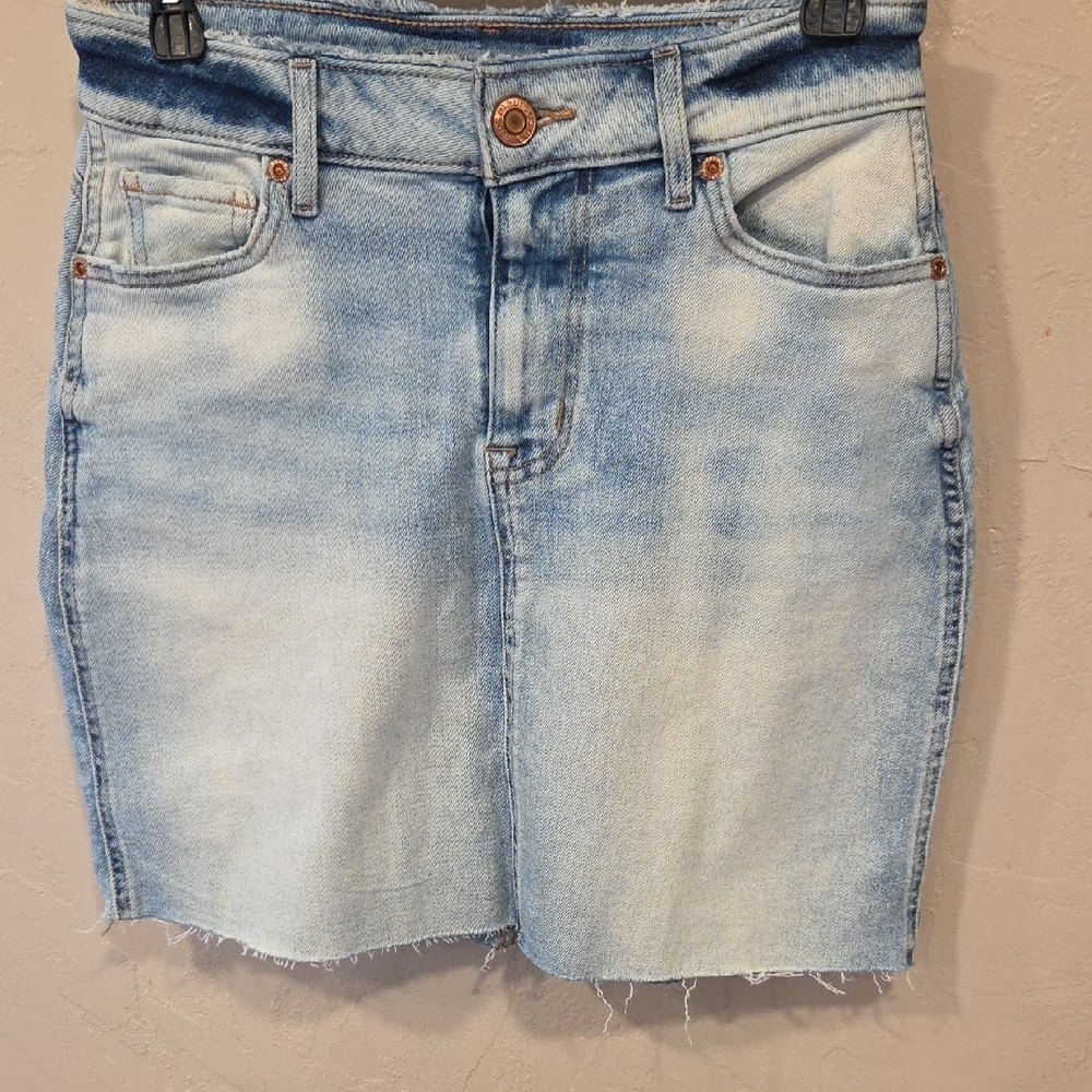 Maurices Light Blue Denim with Frayed Edge Size 2